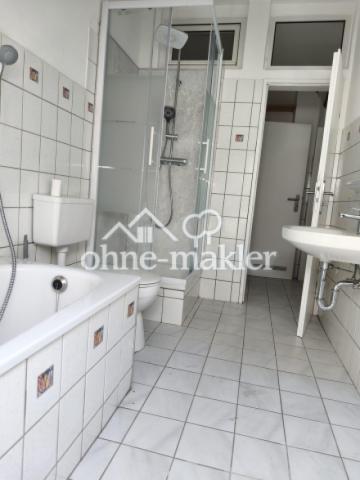 Badezimmer mit Wanne + Dusche