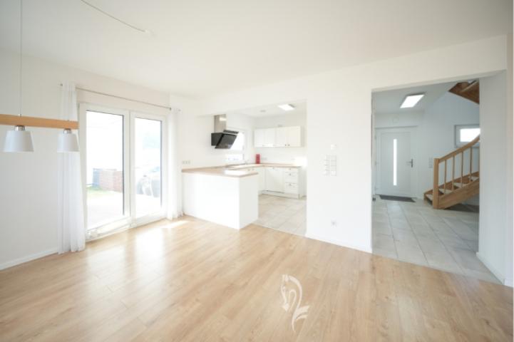 Wohn,- Esszimmer, Blick in die Küche