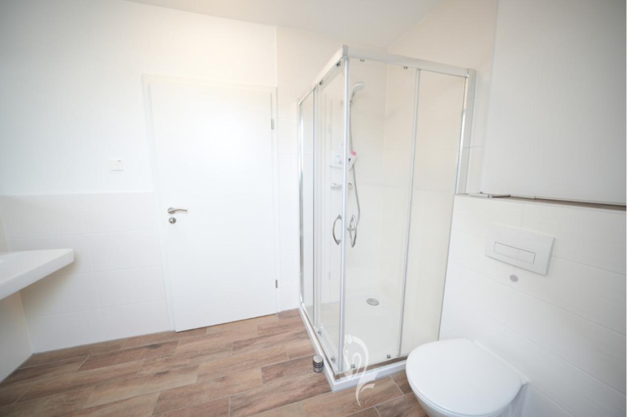 Bad mit Wanne und Dusche OG
