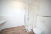 Bad mit Wanne und Dusche OG