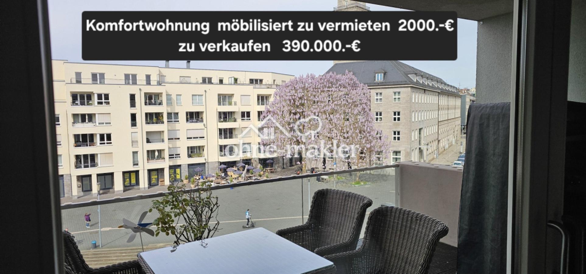 Blick vom Balkon zum Rathaus