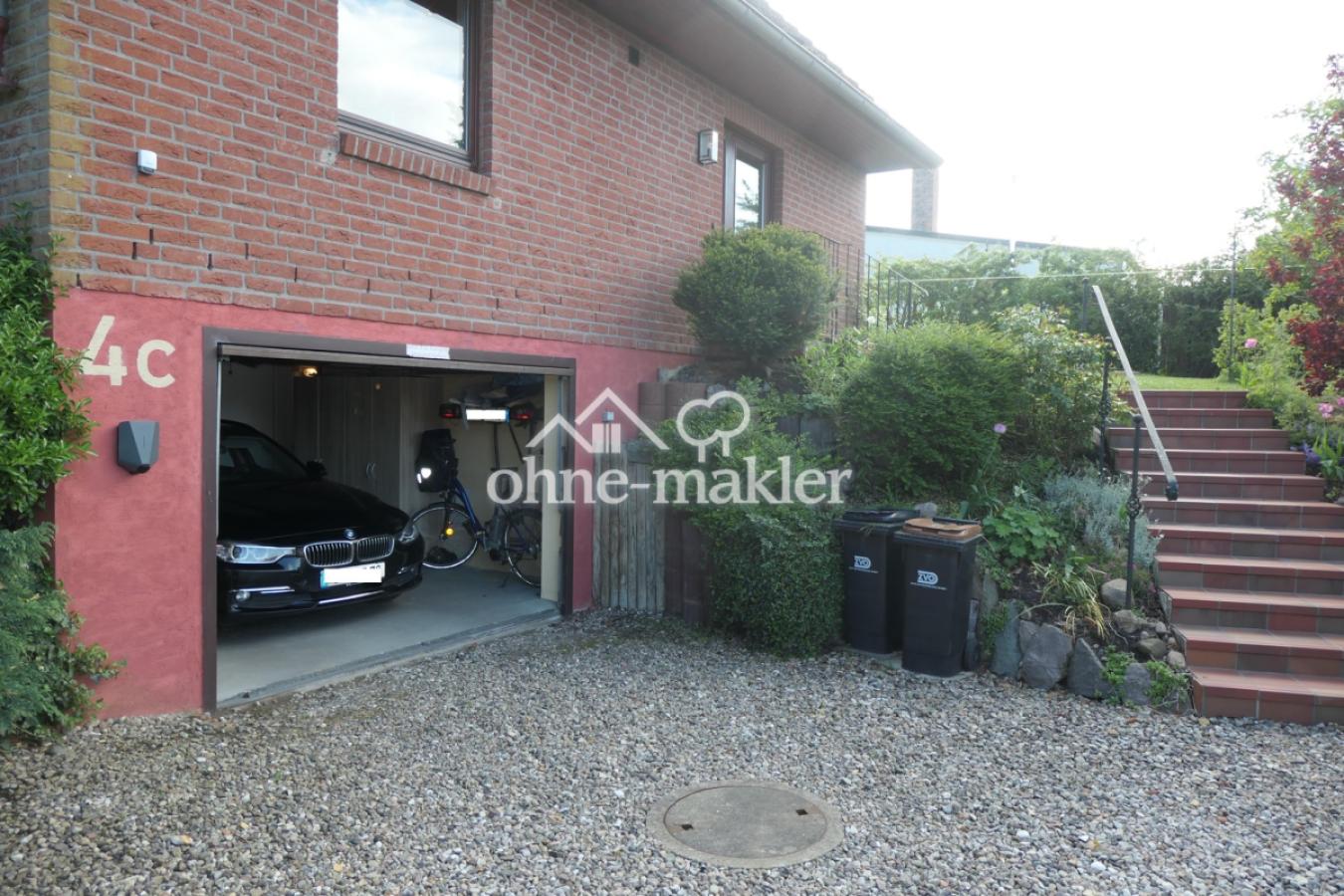 Vorplatz mit Tiefgarage