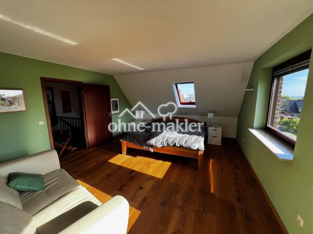 Großes Schlafzimmer im OG