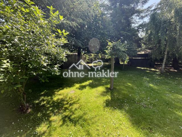 Garten mit zweitem Gartenhaus