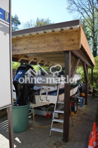 Großes Carport links