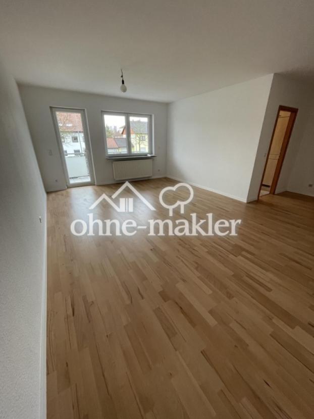 Wohnzimmer mit Balkon 
