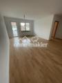 Wohnzimmer mit Balkon 