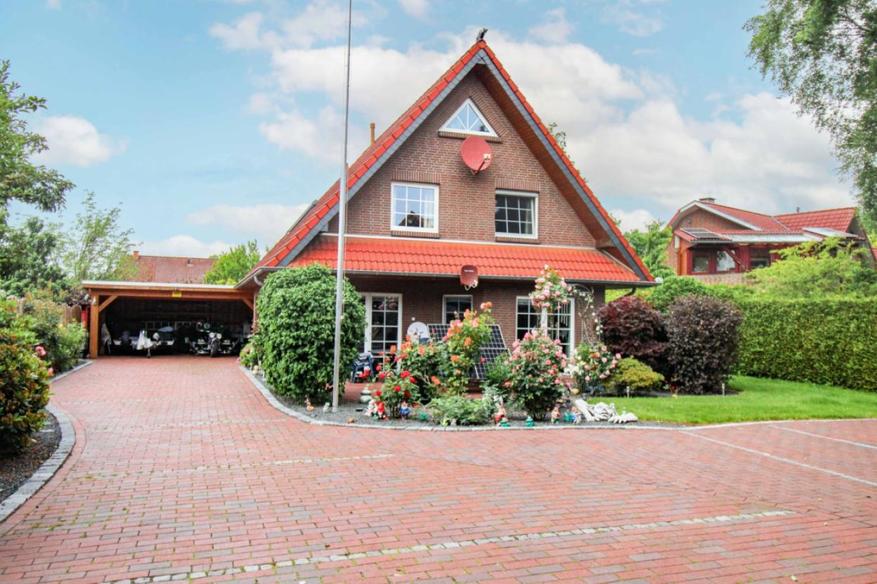 Hausansicht mit Carport