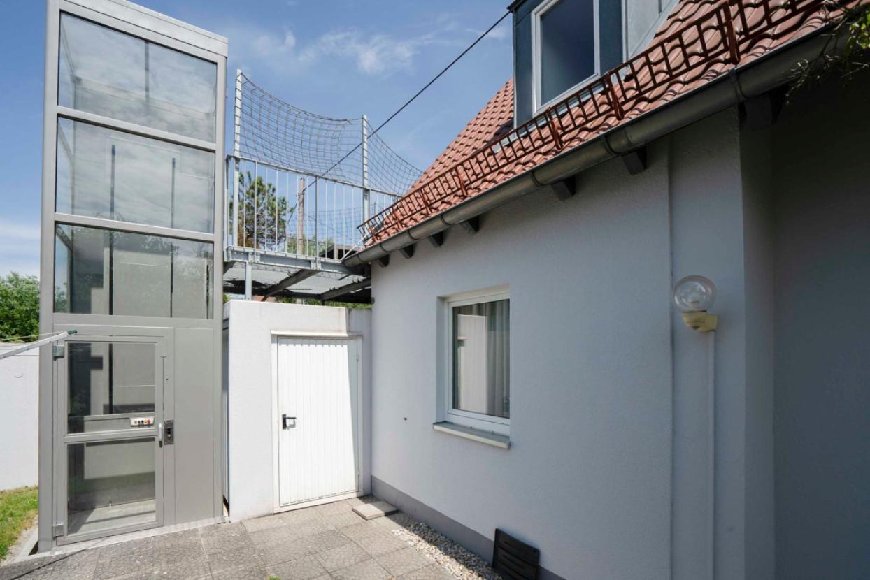 Außenaufzug zur Dachterrasse
