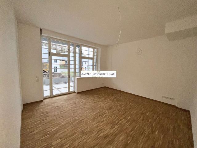 Wohnzimmer mit Zugang zum Balkon