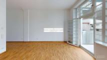 Wohnzimmer mit Zugang zum Balkon