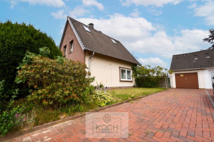 Seitenansicht mit Garage'