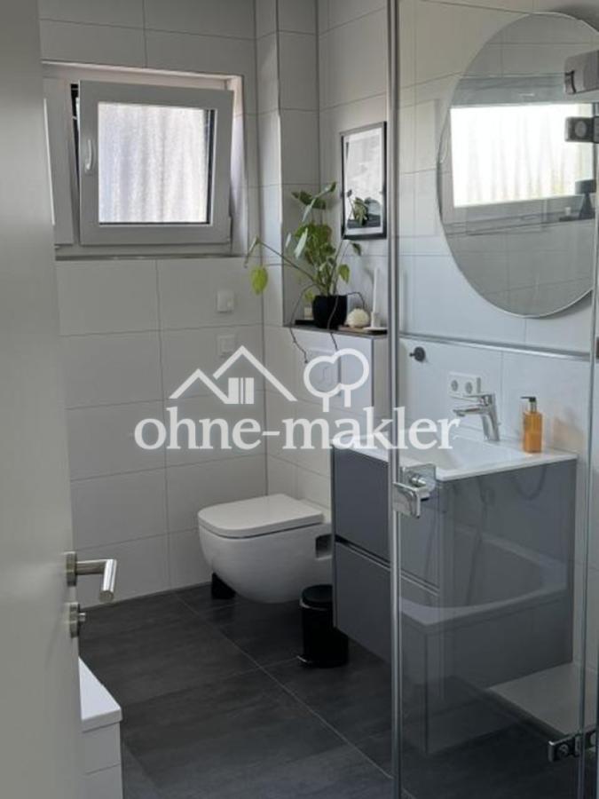 Bad mit Dusche und Badewanne