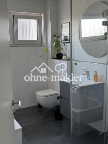 Bad mit Dusche und Badewanne