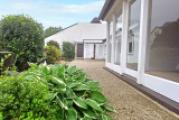 Terrasse am Wohnzimmer des Anbaus und Zugang zur Garage