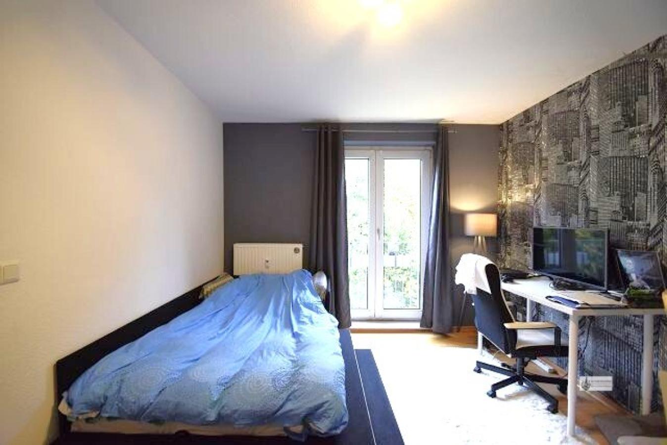 Schlafzimmer 2 mit Doppelflügeltür 