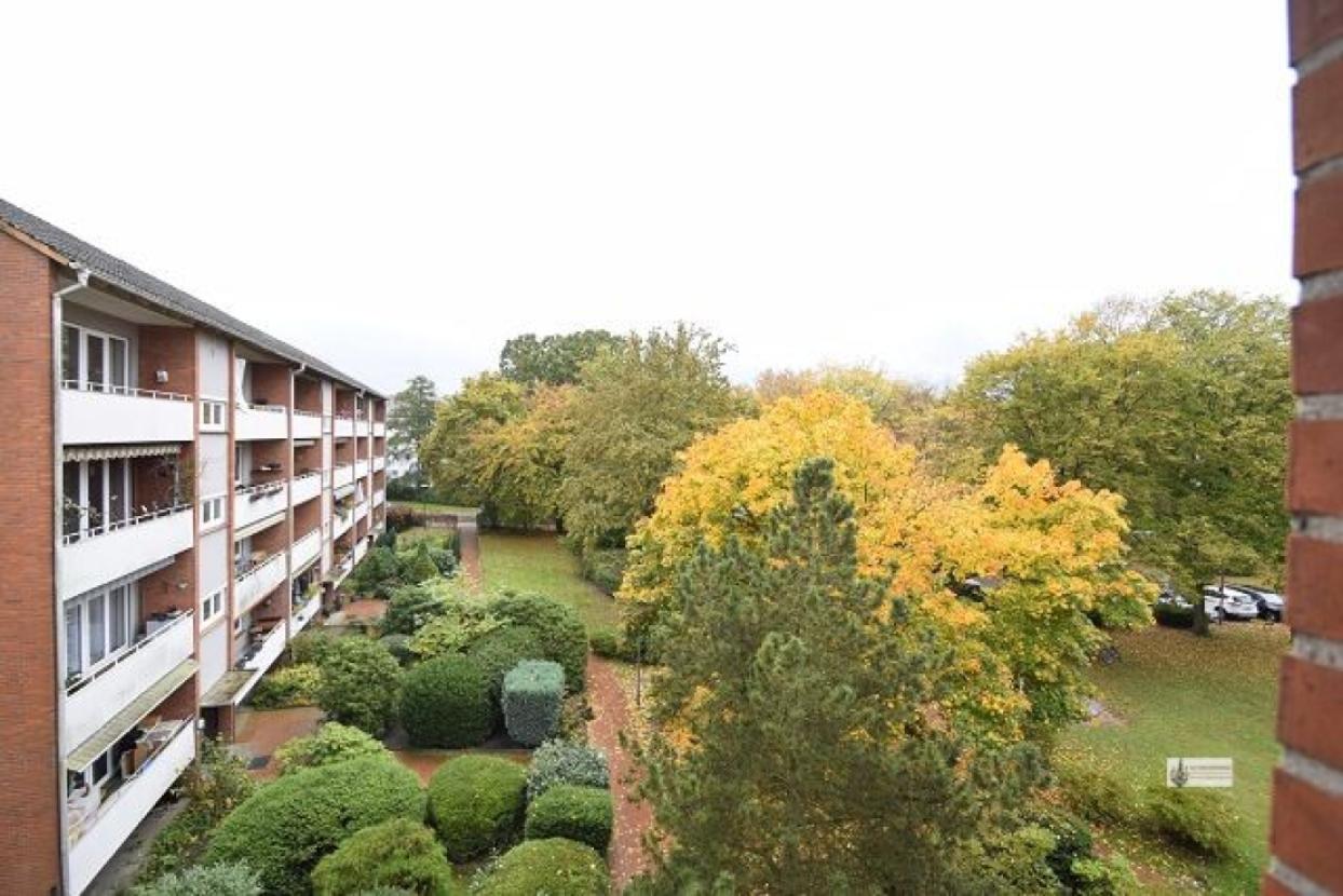 Blick vom Balkon zum Parkplatz