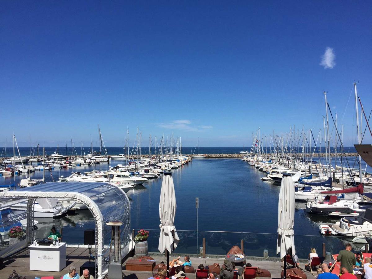 Yachthafen mit Gastronomie