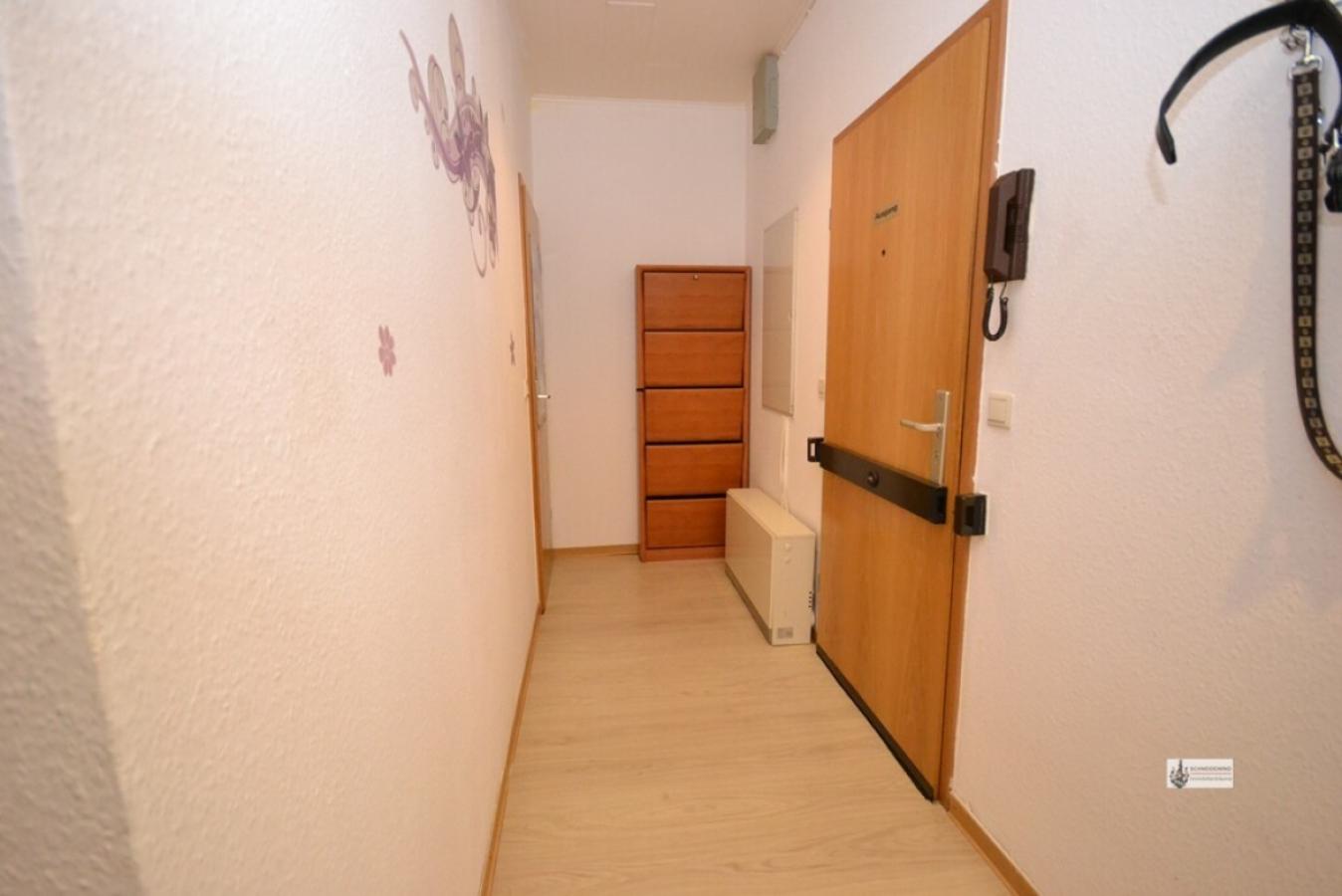 Wohnungstür mit Sperriegel