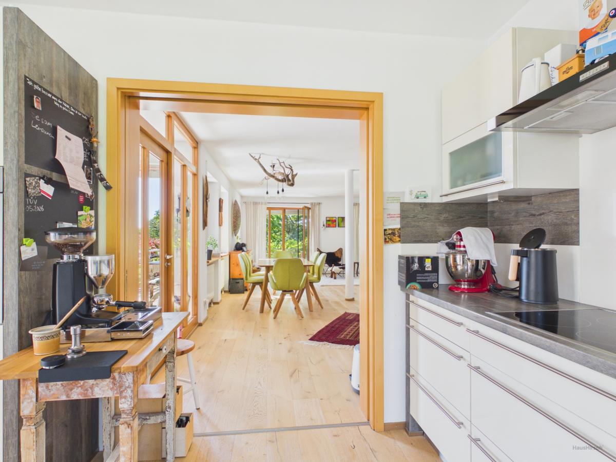 Küche mit Blick ins Wohnzimmer