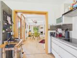 Küche mit Blick ins Wohnzimmer