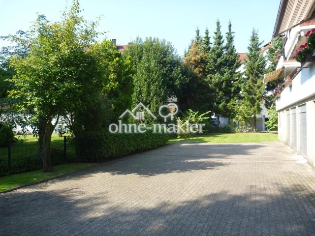 Garten mit Zufahrt Garage