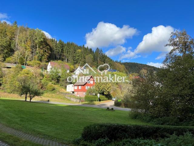 Wohnhaus in grüner Umgebung