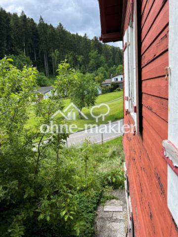 Holzfassade und -läden