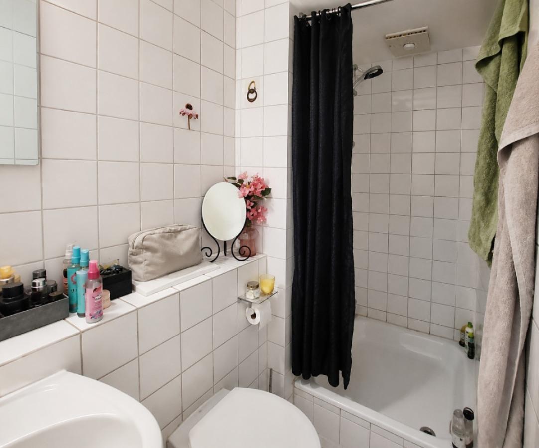 7 Badezimmer mit Dusche
