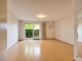 Heller Wohn- und Schlafbereich mit Terrassenzugang