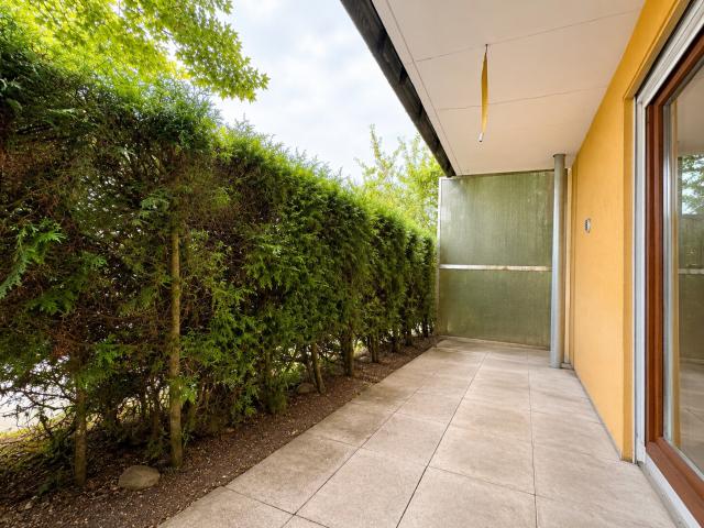 Überdachte Terrasse mit geschütztem Außenbereich