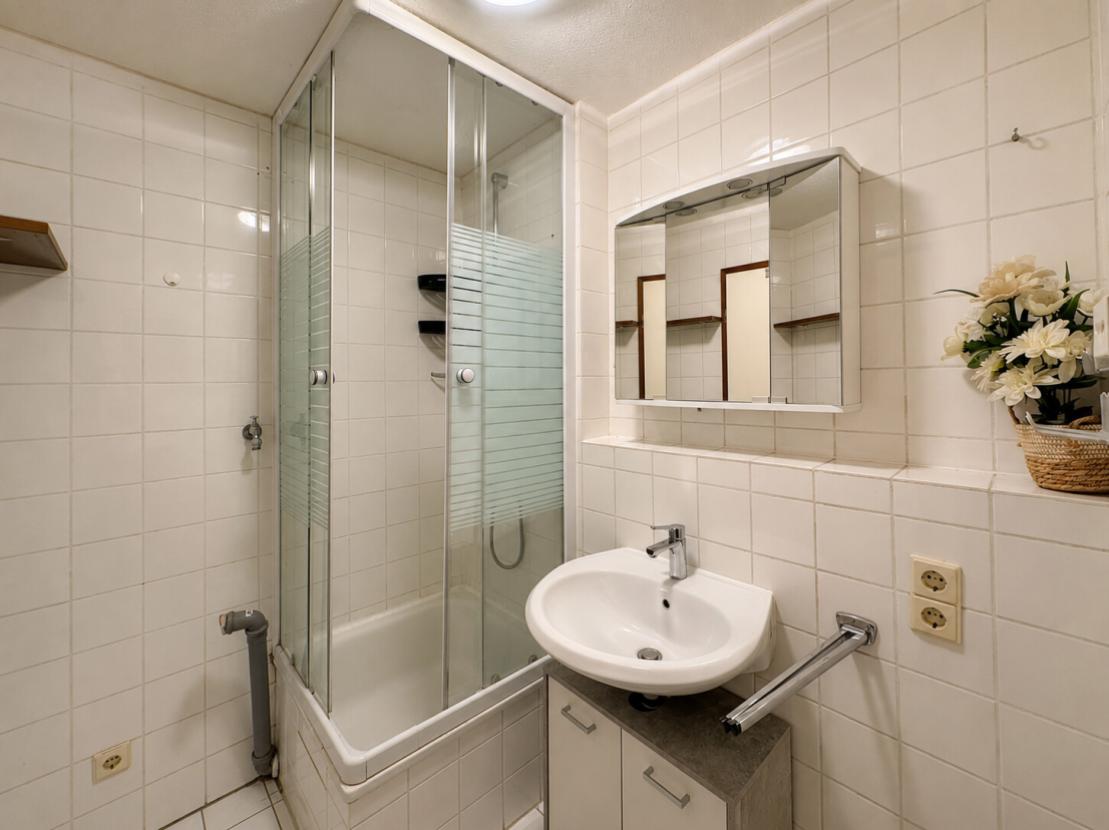 Badezimmer mit Dusche und Waschmaschinenanschluss