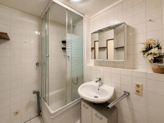 Badezimmer mit Dusche und Waschmaschinenanschluss