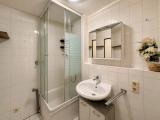Badezimmer mit Dusche und Waschmaschinenanschluss