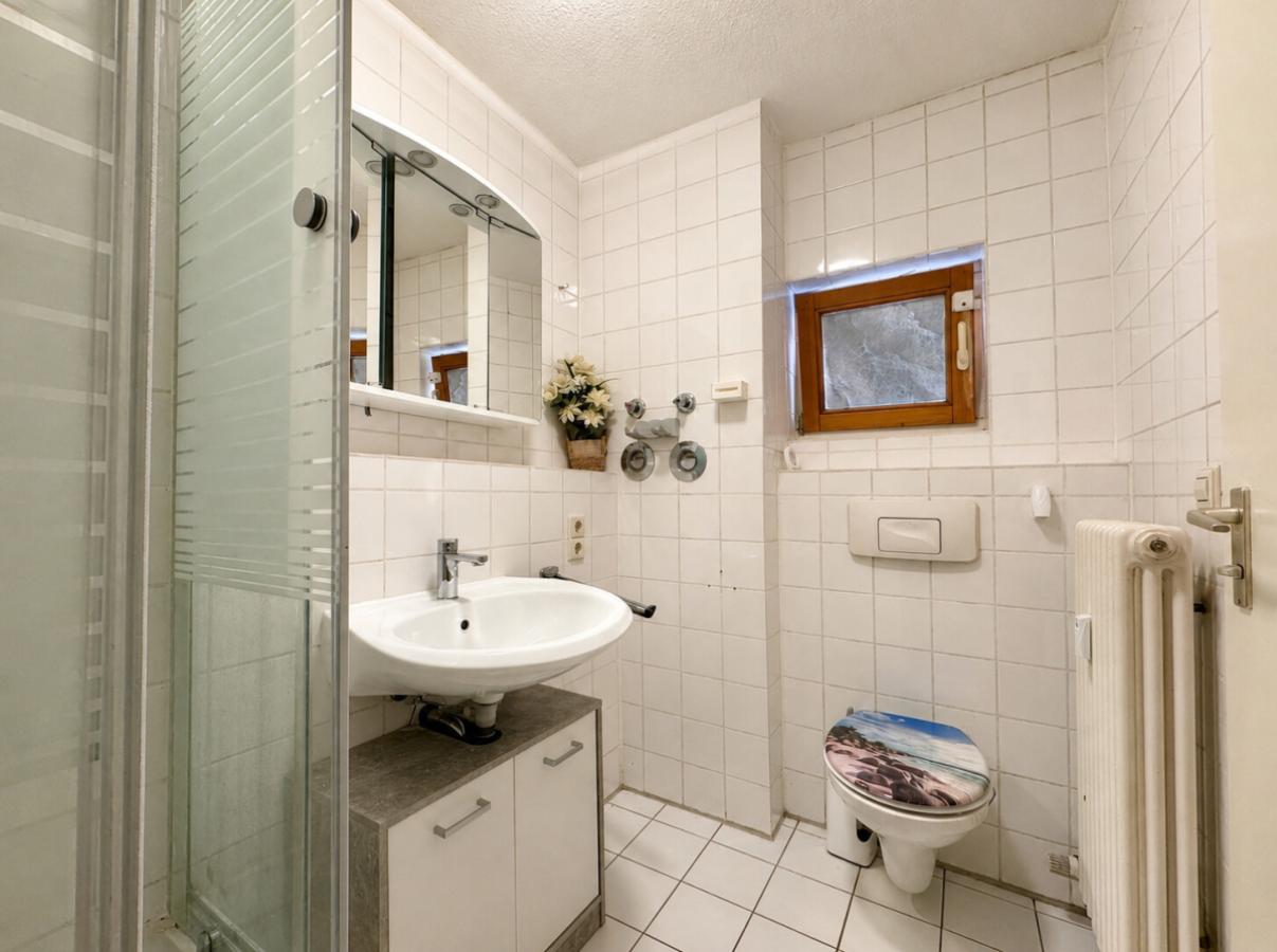 Badezimmer mit WC und Tageslichtfenster