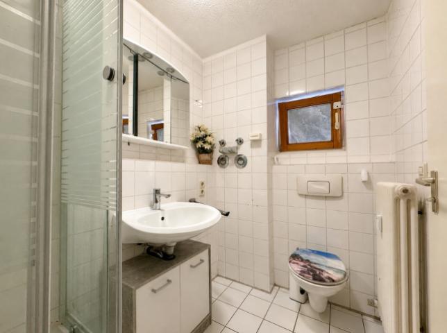 Badezimmer mit WC und Tageslichtfenster