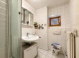 Badezimmer mit WC und Tageslichtfenster