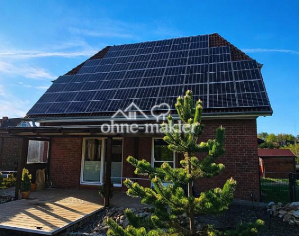 Außenansicht mit PV-Anlage