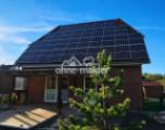 Außenansicht mit PV-Anlage