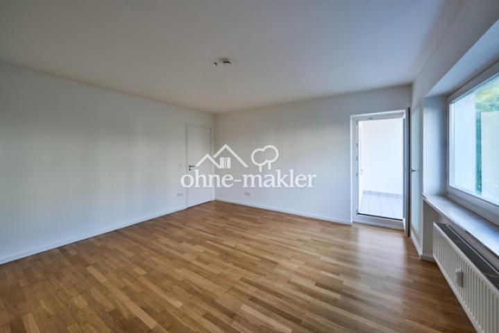 Wohnzimmer mit Balkontür