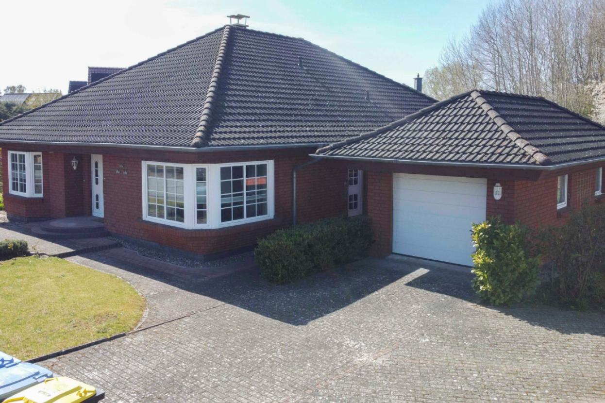 Einfahrt & Garage