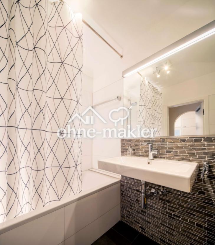 Bad mit Badewanne/-Brause