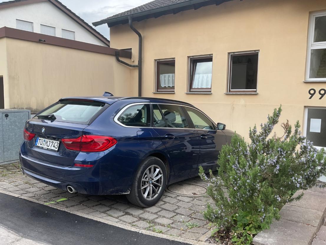 Außenansicht mit Stellplatz