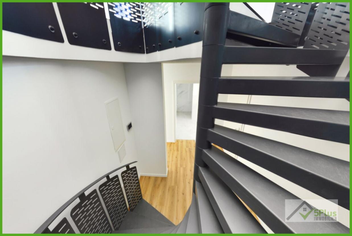 5 Plus Immo Wendeltreppe_ins_DG