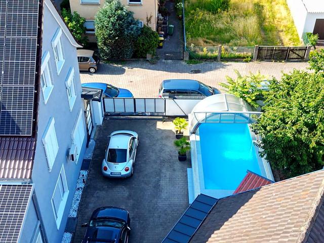 Luftaufnahme Haus, Pool und 4e