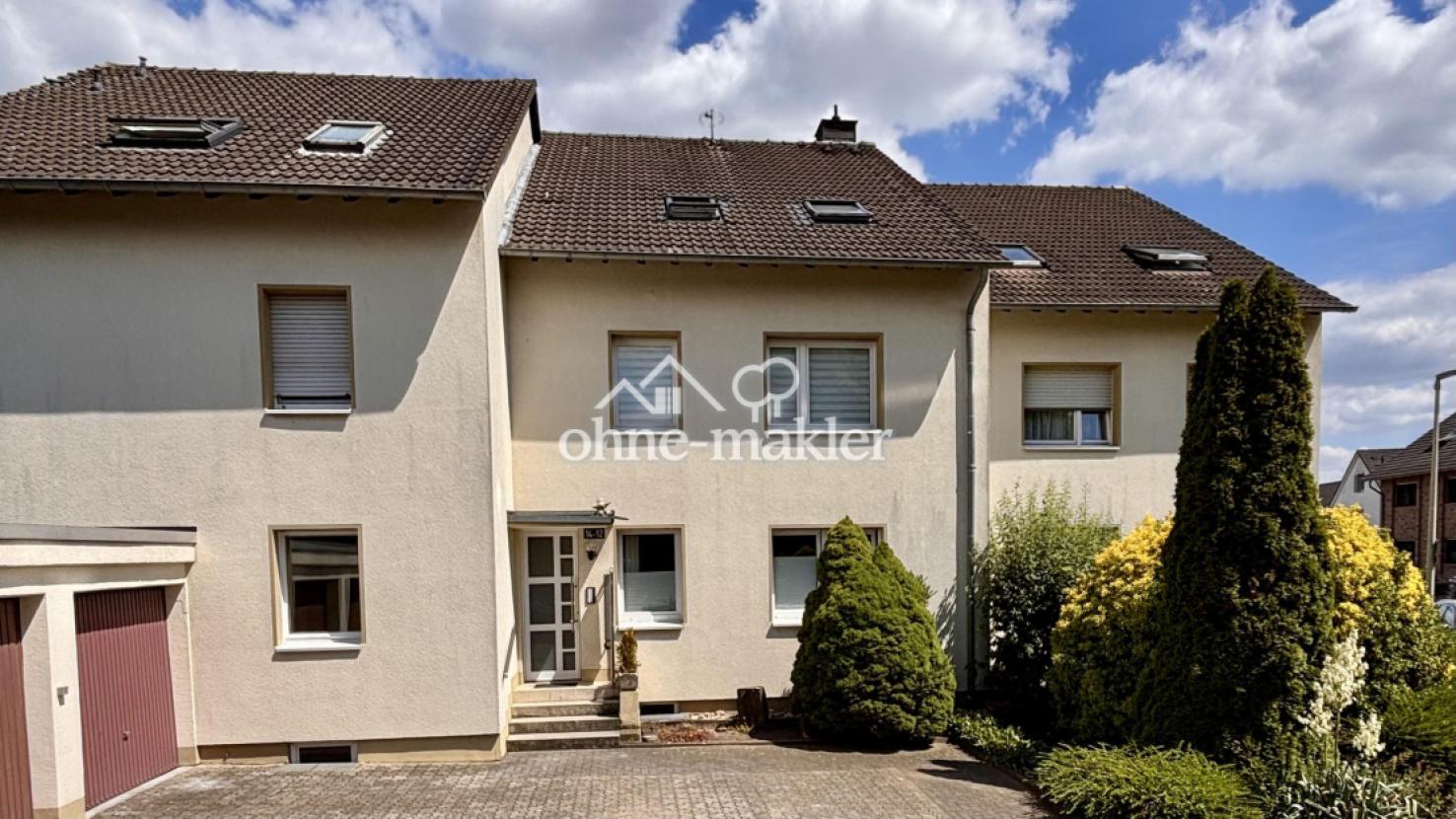 Hausansicht mit Garage