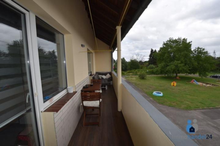 großer rückwärtiger Balkon