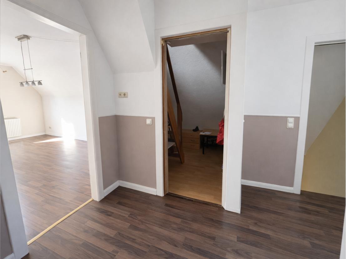 Flur im OG mit Treppe zum DG