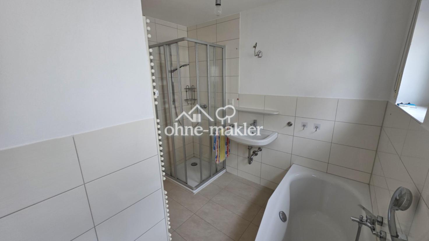 Bad mit WC, Wanne und Dusche