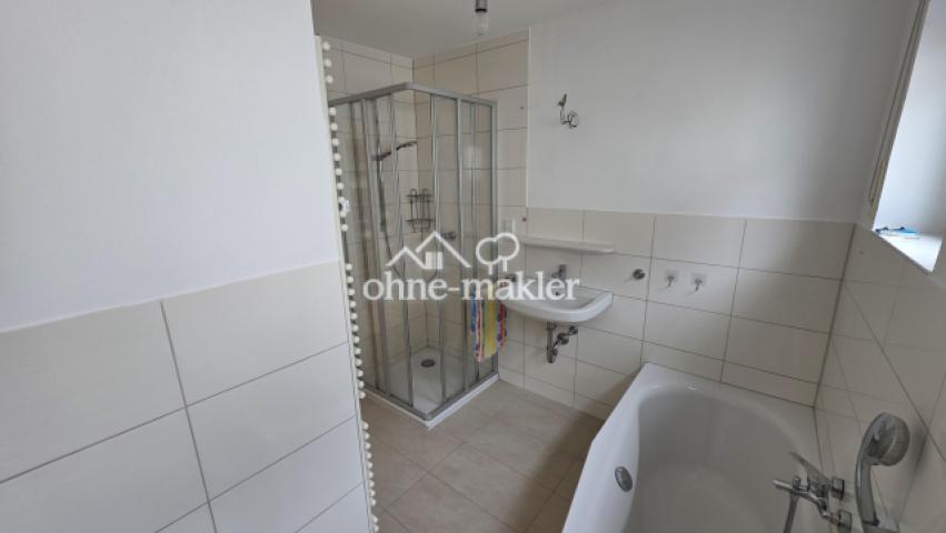 Bad mit WC, Wanne und Dusche